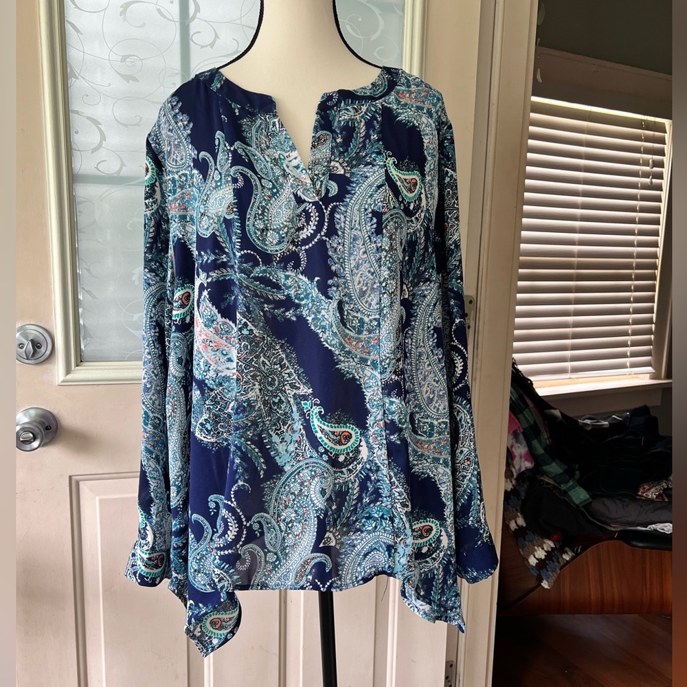 Simply Emma 1x paisley printed tunic. Long sleeves, handkerchief hem v neck.